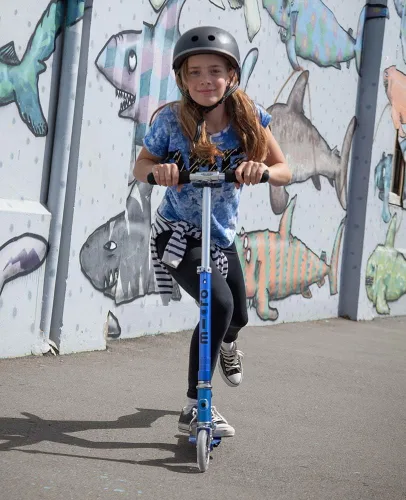 Vista 5 de Micro Kickboard Sprite 2-Wheel Foldable Kids Scooter, Ages 6+, Up to 220lbs Compact Foldable Design for Travel & Storage, Adjustable T-Bar Azul