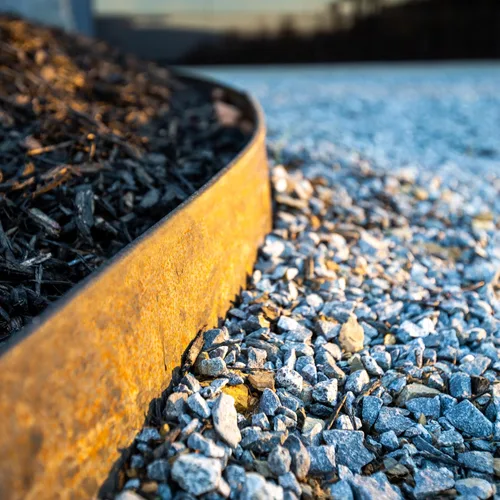 Vista 3 de Edge Right - Borde de acero para jardines con martillo - Tiras de 48" - Profundidad de 6" con parte superior redondeada de 1/4" de acero COR-Ten