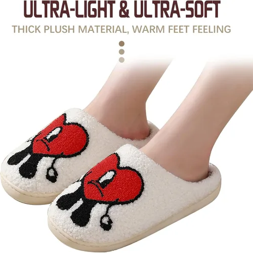 Vista 4 de Las bonitas pantuflas de conejito malo perfectas para mujeres y hombres bordado de dibujos animados pantuflas cálidas de invierno con patrón de amor