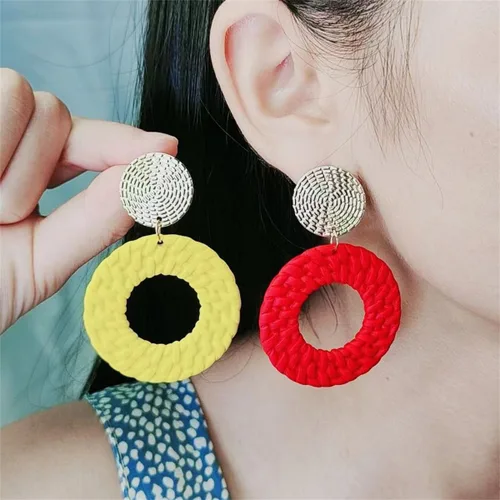 Vista 3 de Aretes colgantes redondos geométricos bohemios acrílicos trenzados para mujer
