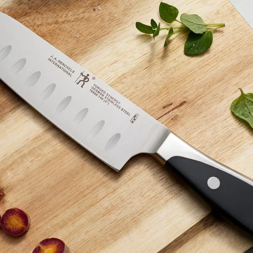 Vista 2 de HENCKELS Cuchillo Santoku de borde hueco forjado, 5 pulgadas, negro/acero inoxidable