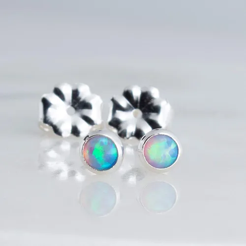 Vista 7 de Aretes pequeños de plata de ley para cartílago, tragus, hélix, múltiples piercings hipoalergénicos, piedra natal para mujer, juego de bisel