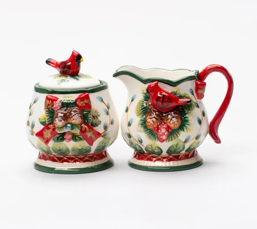 Vista 4 de Cosmos Gifts 10555DB Colección Evergreen de Cerámica Fina Rojo Cardenal con Cono de Pino Azúcar y Crema, 4 1/8" H