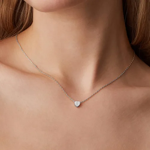 Vista 2 de PAVOI - Collar de corazón pequeño chapado en oro de 14quilates, delicada gargantilla de corazón con letra personalizable para mujer, ajustable