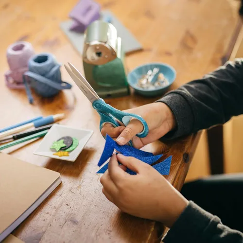 Vista 8 de Fiskars SoftGrip Tijeras con purpurina para estudiantes de 7 pulgadas para niños mayores de 12 años, tijeras para la escuela o manualidades