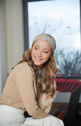Vista 6 de Madison Headwear Bufandas de cabeza preatadas para mujer con material ligero ondulado y atractivas