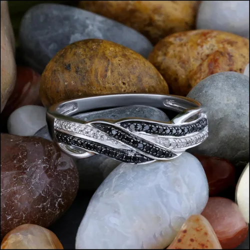 Vista 3 de Dazzlingrock Collection 0.15 Cttw Round Black & White Diamond Criss-Cross Swirl Ring for Her in 10K Solid Gold