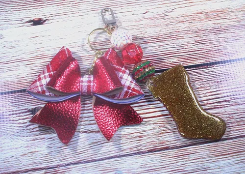 Vista 5 de Merry Christmas Stocking with Bow and Bubblegum Beads Keychain. Colors Can Be Changed, round key ring and lobster claw