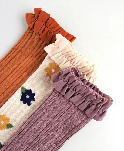 Vista 2 de RuffleButts Paquete de 3 calcetines hasta la rodilla con volantes para niñas