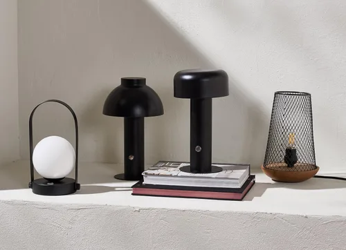 Vista 4 de SAFAVIEH Lighting Collection Meira - Lámpara de mesa LED recargable moderna negra