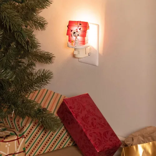 Vista 6 de Peanuts - Casa de perro de Navidad con luz nocturna fresca de Snoopy Joe de 4.25 pulgadas de alto