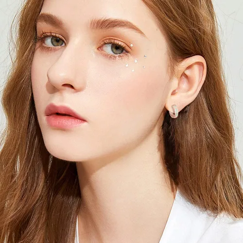 Vista 22 de CiNily Aretes Huggie de ópalo con bisagras, chapados en oro, hipoalergénicos, pequeños aretes de aro para mujeres, adolescentes, niñas, hombres