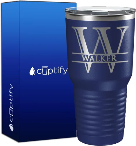 Vista 24 de Vaso personalizado de regalo de cumpleaños para mujeres y hombres, con monograma de escritura dividida, inicial y nombre grabado en negro, taza
