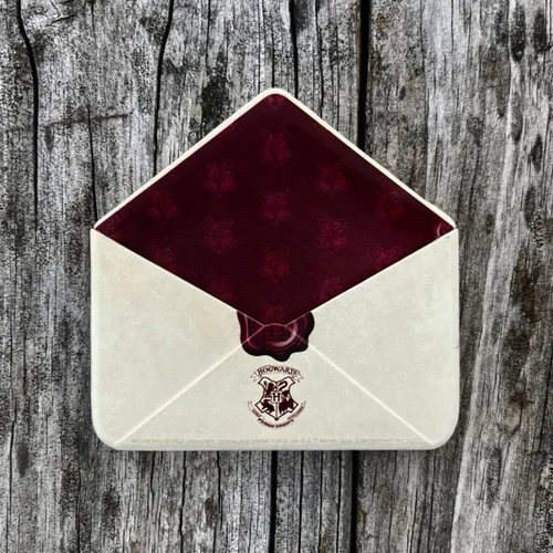 Vista 3 de Harry Potter - Carta de aceptación de Hogwarts - Imán funcional de resina de sobre de 3.5" x 3.5" con carta de 5" x 8" de la profesora McGonagall