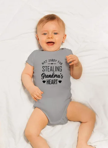 Vista 23 de CBTwear Not Sorry for Stealing Grandma's Heart – Ropa de bebé – Divertido body para recién nacido para niños y niñas