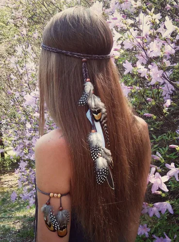Vista 3 de Juego de 2 tocados hippies bohemios hechos a mano con plumas, tocado y brazalete, borlas de plumas indias gitanas, diadema para el cabello