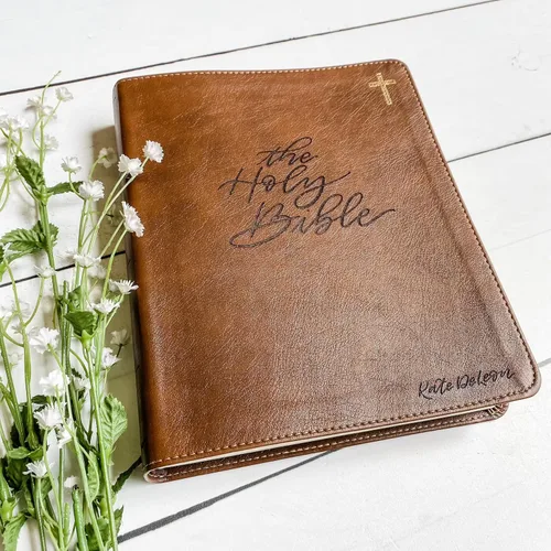 Vista 3 de Biblia grabada a mano con letras y láser NIV Journaling, regalo personalizado, grabado de nombre personalizado disponible