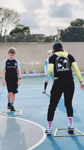 Vista 5 de FLITE SPORTS Calcetines antideslizantes para fútbol, fútbol sala, LAX, Pickleball, calcetines de neón para hombres y mujeres