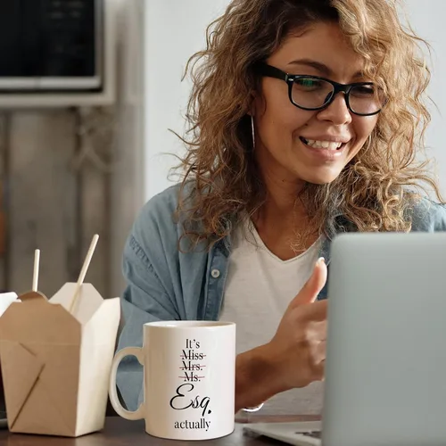 Vista 6 de Shqiueos Taza de 11 onzas, regalos de abogados para mujeres, regalos para examen de abogados, regalo de oficina para abogadas, JD, futura abogada