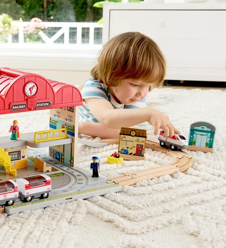 Vista 5 de Hape Juego de estación de tren de madera portátil, juego de tren para niños, rieles, estación de tren y personajes, fácil de transportar