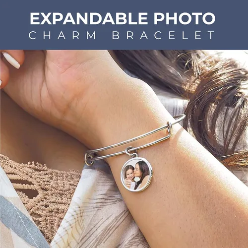 Vista 2 de PicturesOnGold.com Pulsera de fotos grabada expandible con imagen, talla única, pulsera circular grabada con foto, tono dorado o plateado
