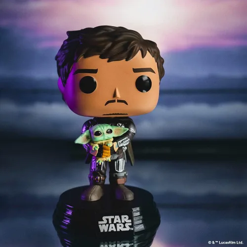 Vista 2 de POP Funko Star Wars: The Mandalorian - Mandalorian (Din Djarrin) Sosteniendo al Niño (Grogu), Multicolor (54525)