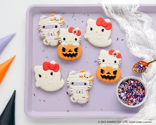 Vista 6 de Handstand Kitchen Hello Kitty - Juego de fiesta de galletas de Halloween con sellos de galletas, espátula y más - Jubilado