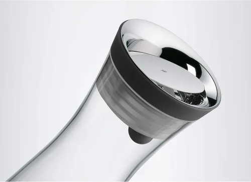 Vista 4 de WMF Basic Water Decanter 1L Altura 11.4 in Close-Up Tapón Vidrio Cromargan® Acero Inoxidable, Plata