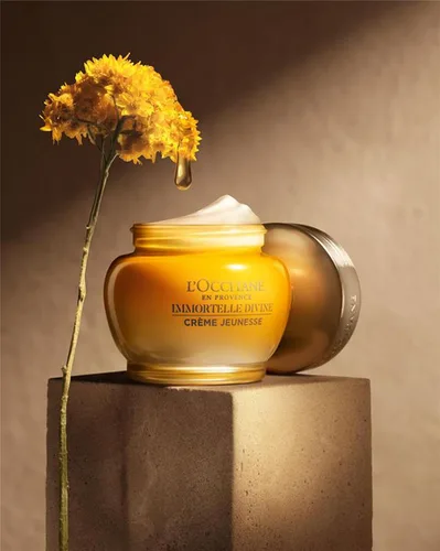 Vista 2 de L'OCCITANE Immortelle Divine Crema Reafirmante para la Cara: Nuestra Crema #1, Mejora las arrugas, Piel Suave, Hidratante Diario para un Resplandor