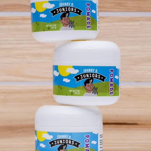 Vista 3 de JOHNNY B. Juniors Hair Styling Pomade 2 oz. Jar Cabello rizado o liso para niños