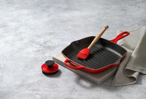 Vista 6 de Le Creuset Sartén cuadrada de hierro fundido esmaltado Signature con asa de hierro, 10.25 pulgadas, Cerise