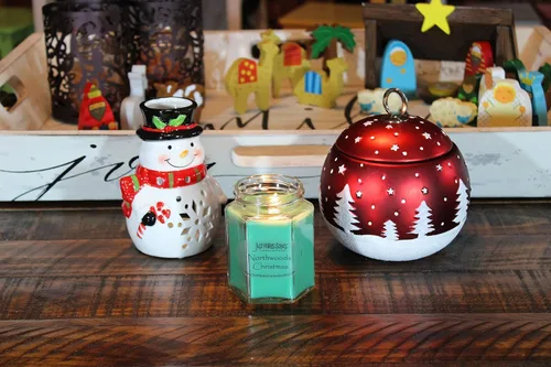Vista 4 de Just Makes Scents - Vela de soja mezclada de Navidad Pino fresco de bálsamo invernal y arándano picante claro vertido a mano en los Estados