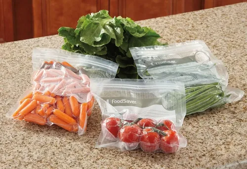 Vista 3 de 18 bolsas de cremallera al vacío de cuarto de galón con una construcción única de varias capas FoodSaver, Galón, 12 unidades, Multicolor