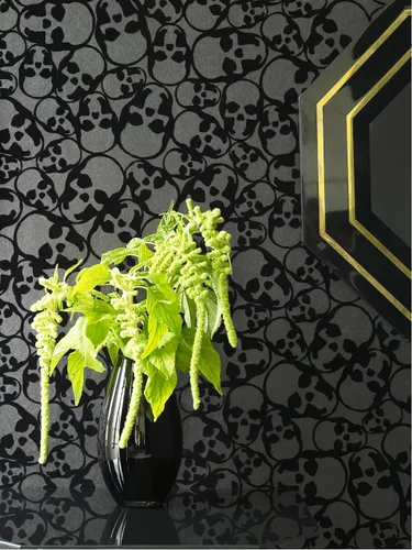 Vista 2 de Graham & Brown 19911 Barbara Hulanicki Flock Skulls - Papel pintado flocado, color negro