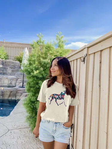 Vista 6 de Camisa de caballo para mujer, diseño de caballo floral, camiseta de regalo para amantes de los caballos, camiseta vaquera occidental de manga corta