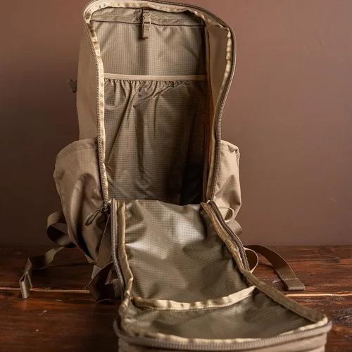 Vista 2 de Eberlestock Brute Scout Day Pack – Mochila ligera de caza con marco interno con soporte de aluminio, capacidad de 1800ci ci Negro