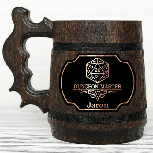 Vista 2 de Taza DnD. Taza de cerveza de madera. Taza de jugador. Jarra de cerveza de madera. Regalo para novio. Stein de madera. Regalo para D&D Tankard Geek.