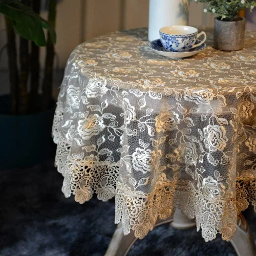 Vista 4 de SUTAVIA Mantel redondo de encaje con flores doradas de rosa, cubierta de mesa de café clásica a prueba de polvo, protector de mesa para comedor