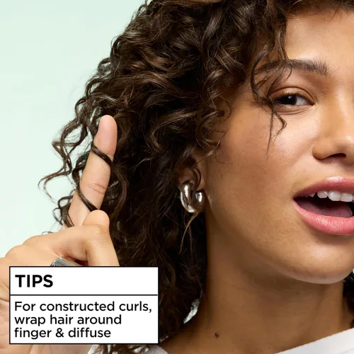 Vista 6 de Garnier Fructis Curl Construct Creation Mousse, el activador de rizos proporciona control de encrespamiento, sujeción duradera y sin