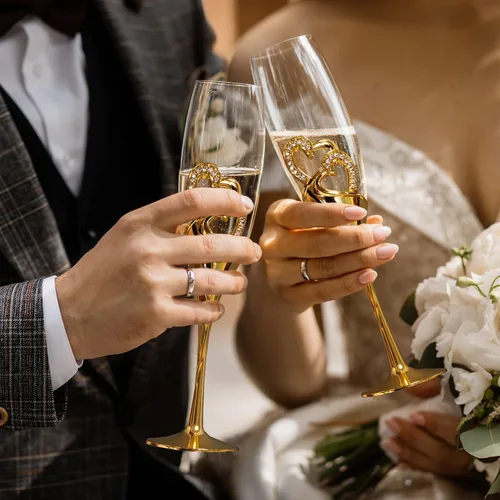 Vista 5 de Juego de 6 copas de champán de boda doradas con base de corazón doble y detalles de diamantes de imitación, vasos de tostado para pareja, novia