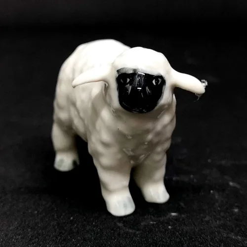 Vista 2 de Figura de cordero de oveja de cerámica de animales de granja, pintada a mano, decoración coleccionable en miniatura