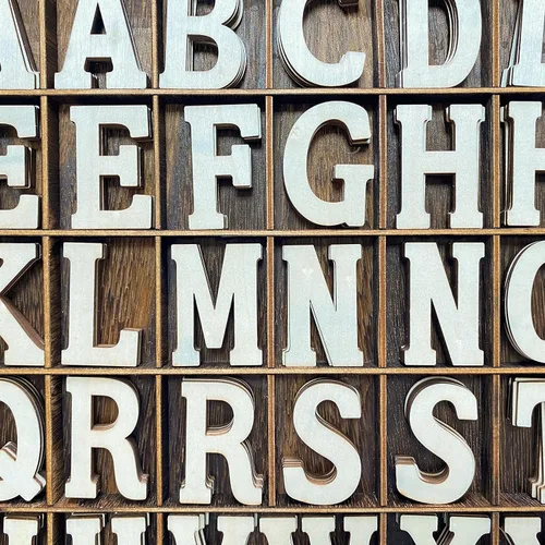 Vista 4 de 205 letras de madera de 2 pulgadas para manualidades, organizadas con letras extra comunes