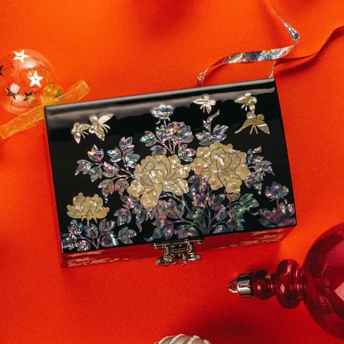 Vista 5 de Joyero de nácar Recuerdo lacado negro con diseño floral y de mariposa, interior y espejo de terciopelo rojo Regalo romántico del día de San