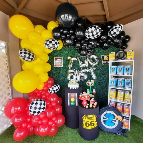Vista 5 de Juego de 150 globos de aluminio a cuadros de carreras para decoración de cumpleaños (sin telón de fondo)