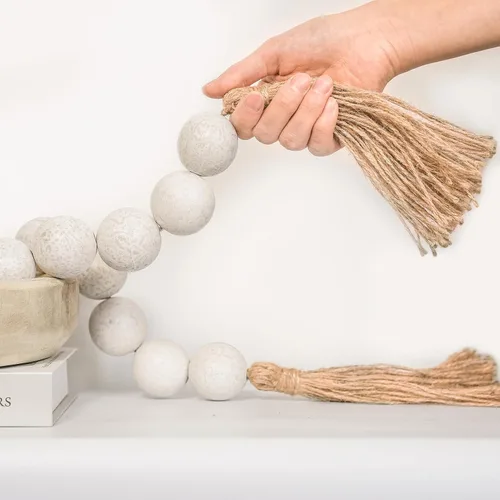 Vista 8 de Guirnalda de madera extragrande, cuentas de madera de 1.4 pulgadas de diámetro con borlas, decoración de cuentas de granja para el hogar