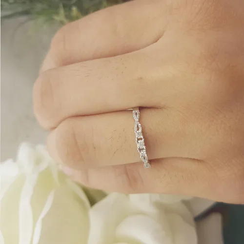 Vista 6 de Dazzlingrock Collection Anillo de compromiso de 0,10 quilates (quilates) con diamantes redondos de 10 quilates para mujer, 3 piedras, oro blanco