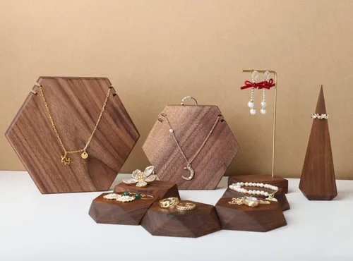 Vista 3 de GemeShou Wood Necklace Display Stand, Walnut Hexagon Board Jewelry Holder for Show, Hanging Long Necklace Retail Jewelry organizerHexagon Necklace