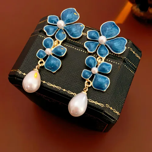 Vista 4 de Aretes de flores plateadas medievales vintage para mujer, hipoalergénicos