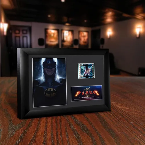Vista 2 de Trend Setters DC Comics – The Flash – Batman de Michael Keaton – FilmCells 7 x 5 pulgadas MiniCell Presentación de escritorio – Con clip de película