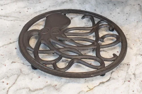 Vista 4 de GASARÉ, Salvamanteles de hierro fundido para platos calientes, ollas y sartenes, salvamanteles de metal, diseño de pulpo, tapas de patas de goma